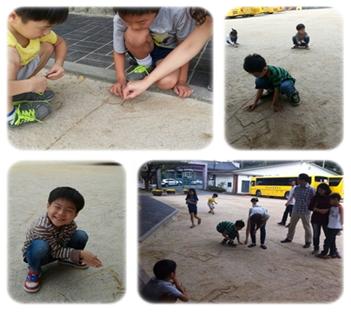 아이들이 땅따먹기를 하는 모습들을 4장의 사진으로 보여주고 있습니다.